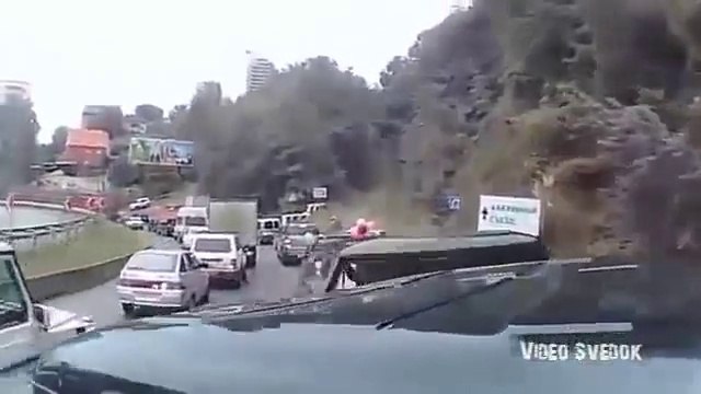 Ce camion sans frein arrache tout sur son passage en pleine descente sur l'autoroute