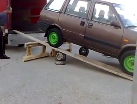 Ces russes chargent une voiture dans un camion et prennent beaucoup de risques... Fou