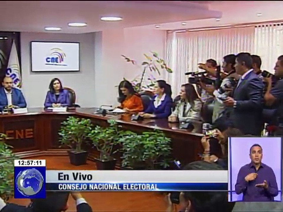 La Secretaria Jurídica de la Presidencia Johana Pesántez entregó al Consejo Nacional Electoral decretos 229 y 230