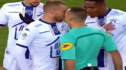 Cavani asks Neymar for penalty vs Troyes 29/11/2017