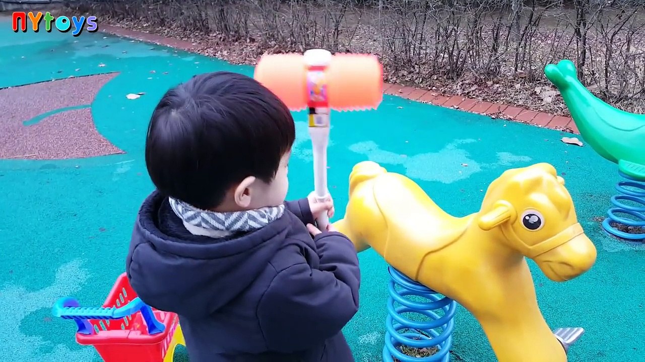 놀이터에서 킨더조이 신제품 득템하기 닌자 바비 서프라이즈 에그 장난감 놀이 뉴욕이랑놀자 NY Toys