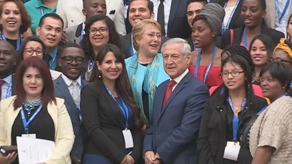 Bachelet entrega premio a becarios internacionales por su gran rendimiento académico