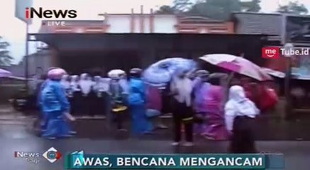 Puluhan Pelajar di Wonogiri Nekat Terobos Banjir untuk Sekolah