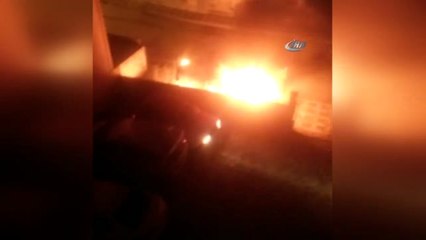 Ümraniye'de Park Halindeki Araç Alev Alev Yandı