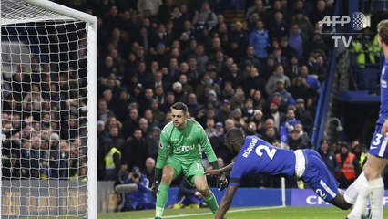 Football: Chelsea edge out Swansea as Conte sees red
