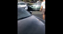 Un papy craque et défonce toutes les voitures sur un parking.