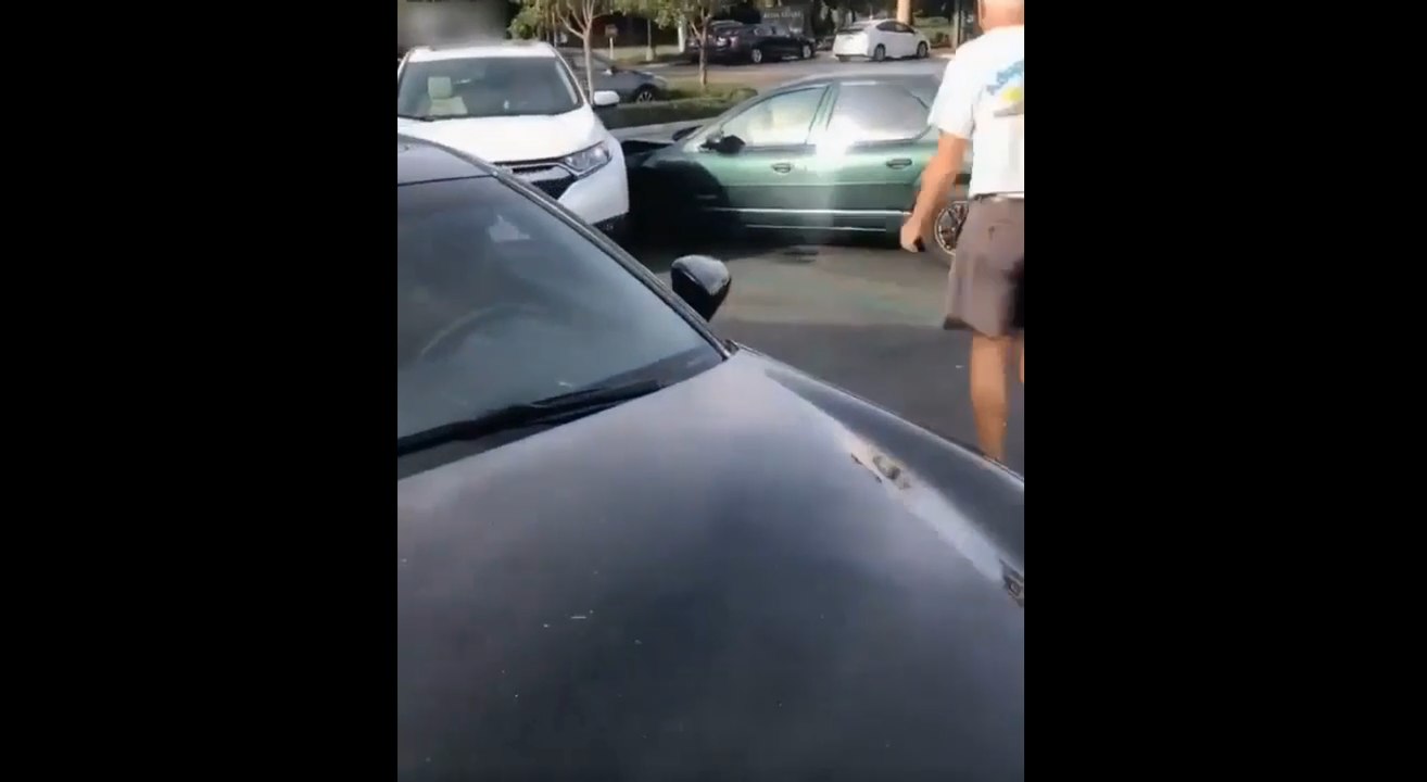 Un papy craque et défonce toutes les voitures sur un parking.