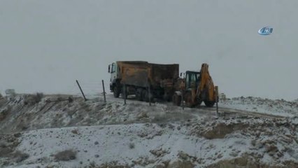 Sivas'ta Yüksek Kesimlere Kar Yağdı... Yolda Kalan Kamyon İş Makinesinin Yardımıyla Kurtarıldı