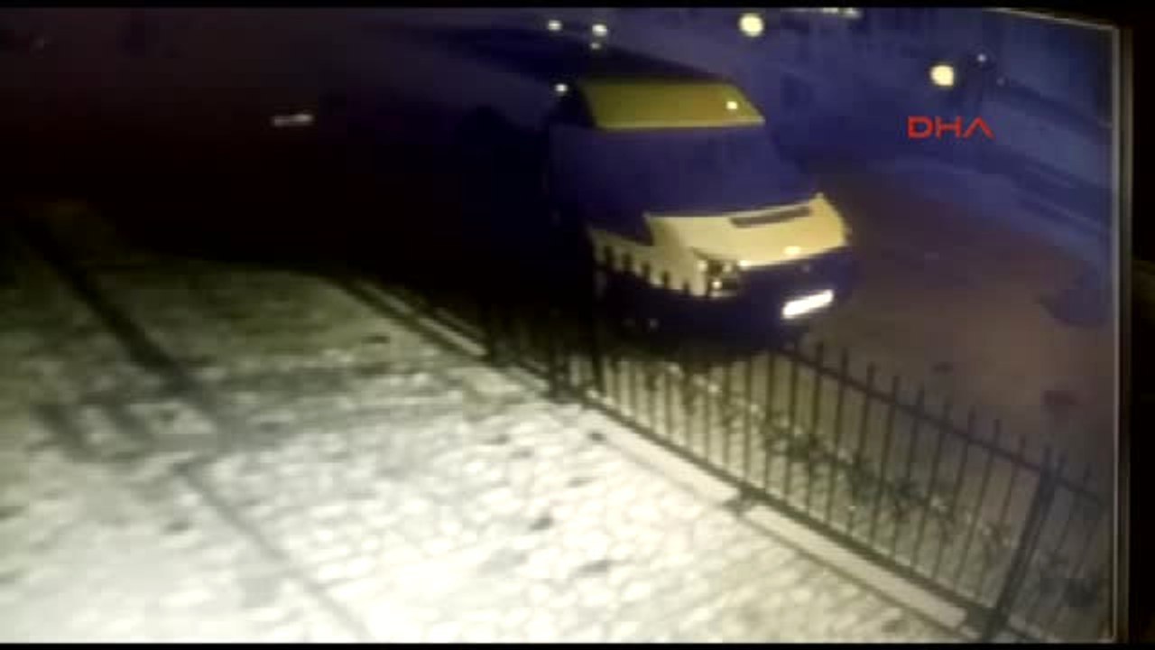 Ataşehir'de Polis Soyguncularla Çatıştı; O Anlar Güvenlik Kamerasında