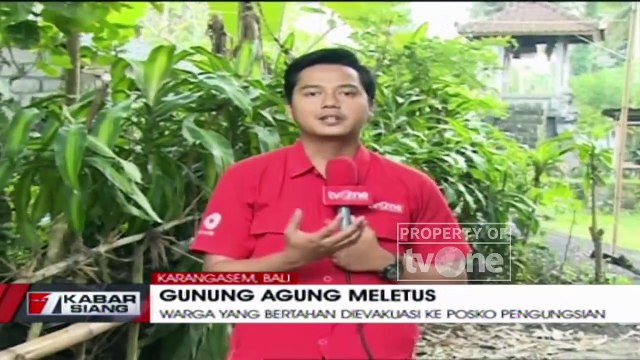 Petugas Evakuasi Warga yang Masih Bertahan di Zona Merah Gunung Agung