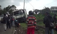 Di Malang, Bus Siswa Tabrak Tiang Listrik dan Tiang Telepon
