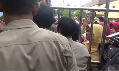 Demi 1 Kilogram Bandeng, Warga Sidoarjo Rela Berdesakan