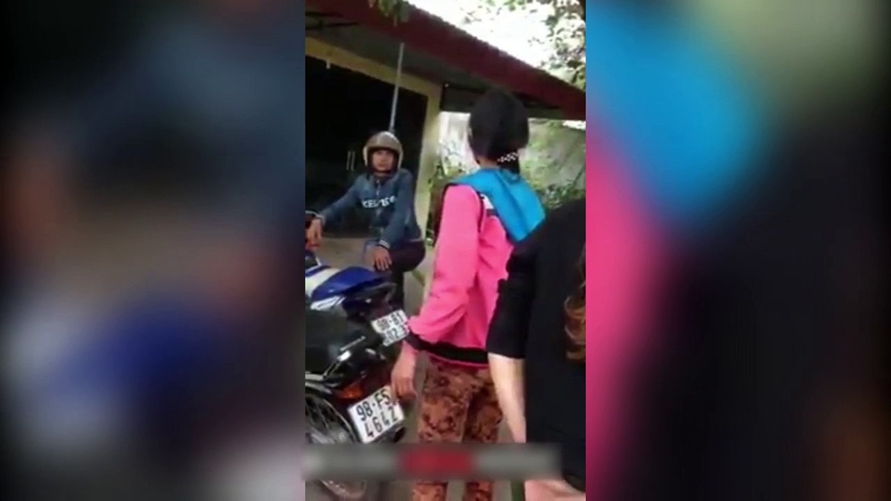 Chồng ngoại tình tiếp tay cho bồ nhí đánh vợ, còn liên tục mắng chửi: "Mày ngu thì mày chết"