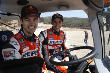 Télécharger la video: VÍDEO: Qué dura es la vida de Marc Márquez y Dani Pedrosa, ¡todo el día de risas!