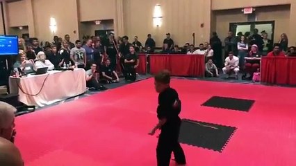 Savino 8 ans fait une démo de sport karaté avec un bâton