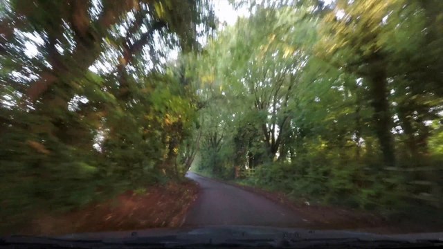 Une conductrice surprend des gens en train de jeter un frigo sur le bord de route