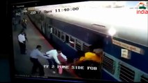 RPF OFFICER SAVES GIRL FROM FALLING OFF MOVING TRAIN ¦¦ today Live