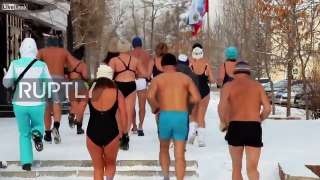 Russia: Runners strip in minus 24 degrees for lung-busting race