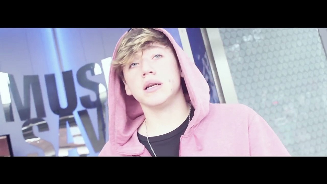 PAULO • ME TIENE MAL
