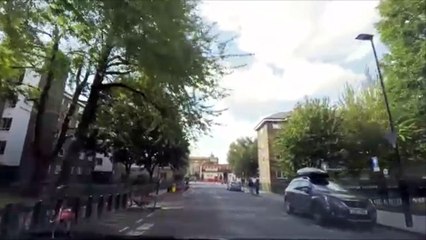 Un homme saute sur des voleurs en scooter !