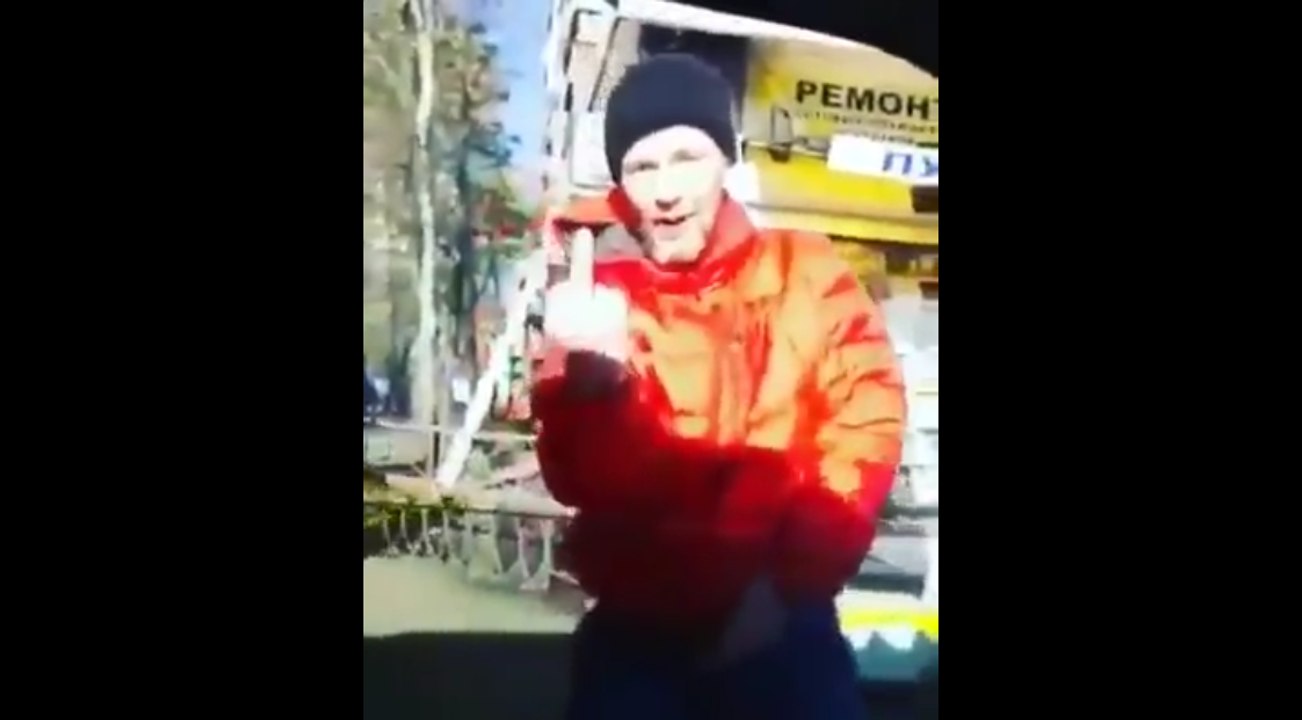 Cet homme va regretter son geste.