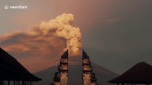 Stunning timelapse of Bali volcano erupting seen through temple gates