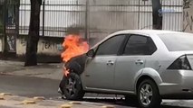 Carro pega fogo em Jardim da Penha