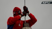 ¡Spiderman limpia chimeneas y educa a los niños en Chile!