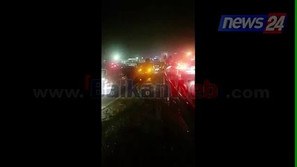 Balta e uji mbulojnë autostradën, ankohen qytetarët