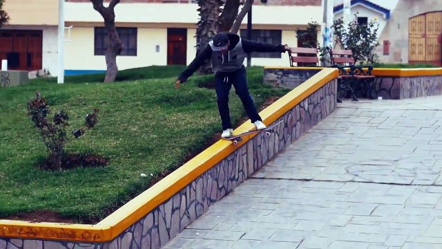 Il se mange le muret en loupant sa planche de Skateboard !