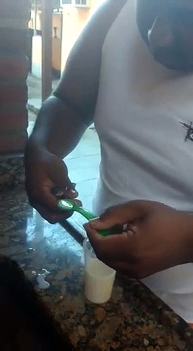 Nourrir un bébé oiseau avec du lait à la cuillère ! Trop mignon