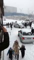 Patinage incontrôlé de véhicules sur une route enneigée en Russie !