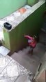 Aveugle cette fillette marche hors de chez elle pour la première fois au Brésil !