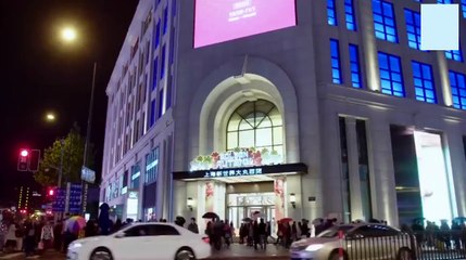 和这样的白富美闺蜜逛商场，简直赚大发了！动不动就送香水