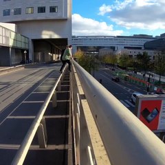 Saut sur un panneau publicitaire (Paris)