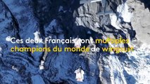 Deux wingsuiteurs français entrent dans un avion en plein vol