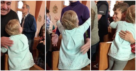 Menina dá abraço na igreja a toda a gente que passa por ela a caminho da comunhão