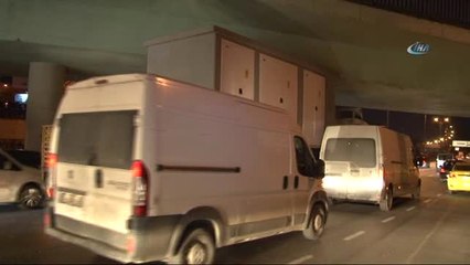 Esenler'de Tır Üst Geçide Takıldı