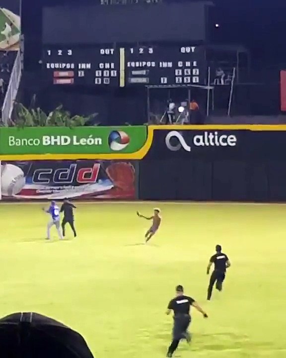 Hombre copia de Carlos Montesquie y corre semi-desnudo durante el partido Licey-Águilas