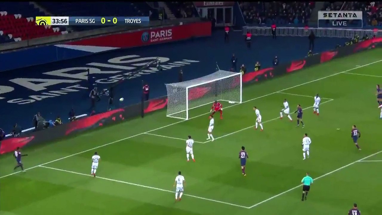 Neymar faz "cueca" ao adversário e depois faz um cruzamento em "Rabona"