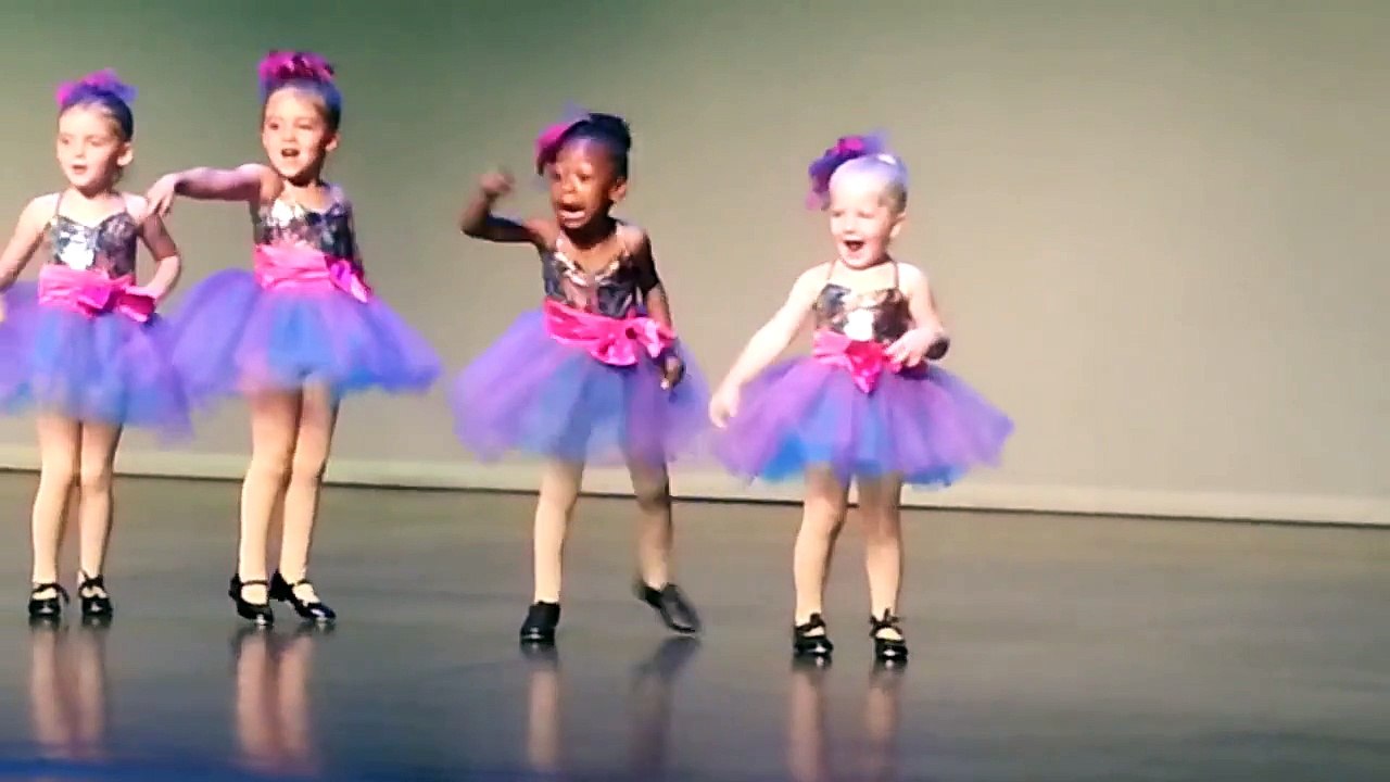 Cette fillette de 4 ans fait le SHOW pendant son spectacle de claquettes... Adorable!