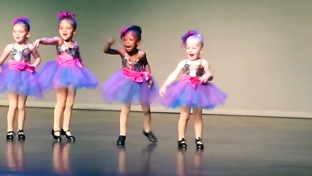 Cette fillette de 4 ans fait le SHOW pendant son spectacle de claquettes... Adorable!