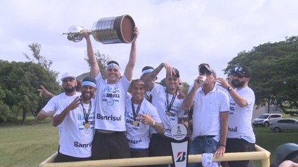 Porto Alegre se rinde a los pies del "tricampeón de América"