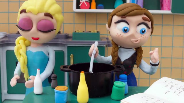 Frozen Elsa makes Spaghetti and Elsa baby gets dirty Frozen Play Doh Cartoon Stop Motion-sWZztpdJ6O4