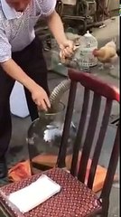 2米大蛇现场开坛泡酒，蛇在里面剧烈翻滚