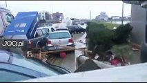 Çfarë lanë pas përmbytjet, shihni pamjet nga qendra tregtare në autostradë