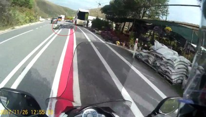Motosikletlinin Ölümden Kıl Payı Kurtulduğu Anlar Kamerada