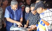 SBY Memberi Bantuan Bagi Korban Banjir di Pacitan