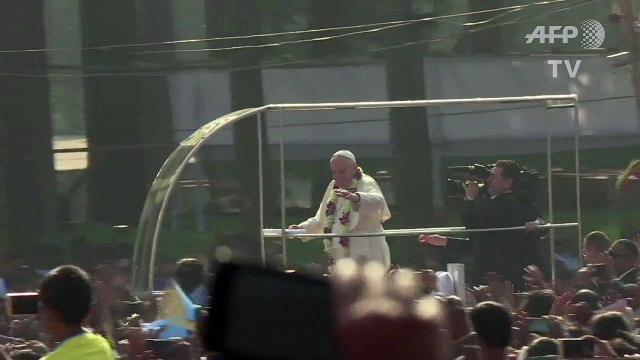 Pope leads Dhaka mass before Rohingya meeting