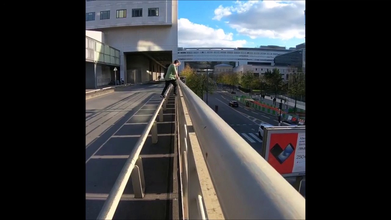 Ce taré fait un saut incroyable depuis un batiment sur un panneau publicitaire